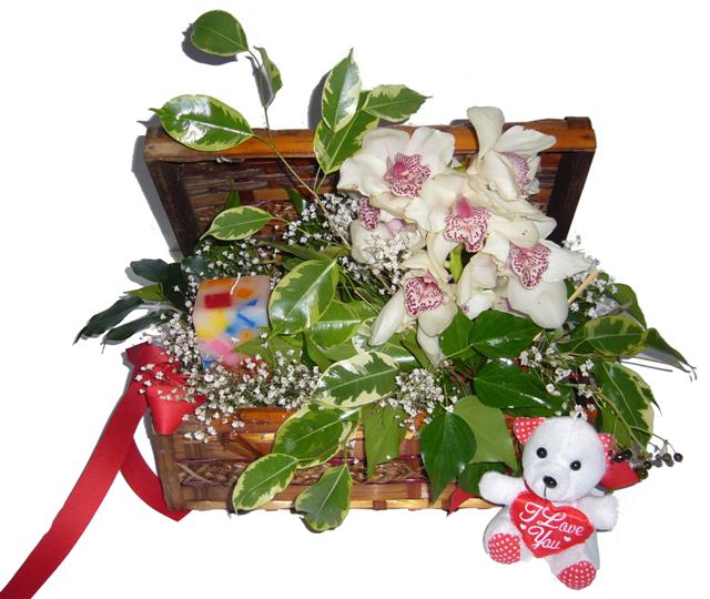 Sandik i�erisinde orkide , mum ve oyuncak