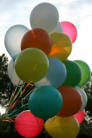 27 adet farkli renklerde u�an balon demeti