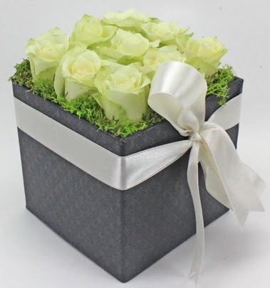 9 adet beyaz gülden özel kutu çiçeği  Ankara Anadolu çiçek siparişi sitesi 