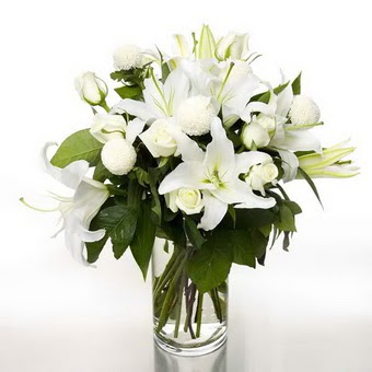  Ankara Anadolu çiçek gönderme sitemiz güvenlidir  1 dal cazablanca 7 adet beyaz gül vazosu