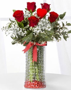 5 adet k�rm�z� g�l kalp �ubuk cam vazoda  Ankara Anadolu �i�ek g�nderme sitemiz g�venlidir 