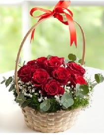 Sepet i�erisinde 12 adet k�rm�z� g�l  Ankara Anadolu �i�ek , �i�ek�i , �i�ek�ilik 