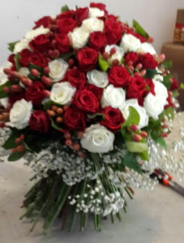 101 adet kırmızı ve beyaz gül kız isteme çiçeği